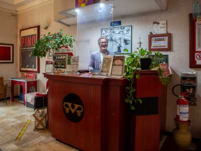 ...presenta sulla destra il piccolo bancone della biglietteria...